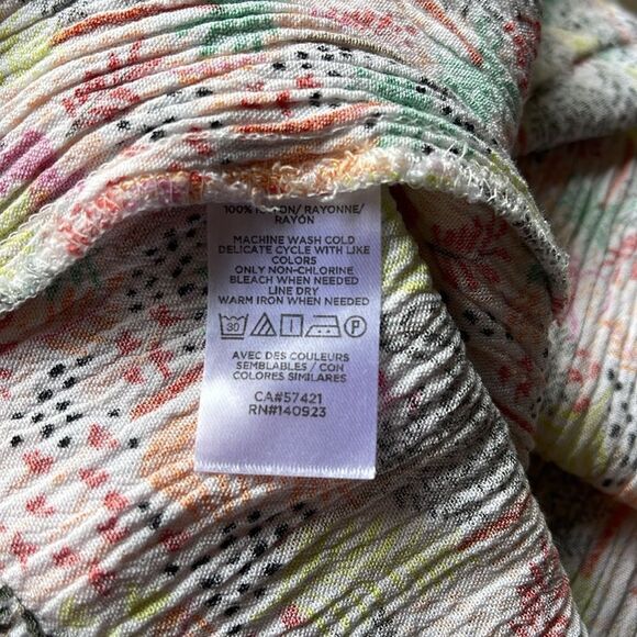 LOFT XL Floral pattern, mock turtleneck Super  cute Size XL key hole bottom back - Picture 7 of 8